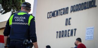 Agente de policía local frente al Cementerio Parroquial de Torrent