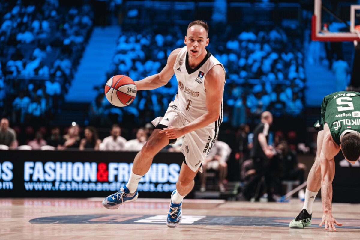 Jugador de Dubai Basketball driblando el balón en un partido.