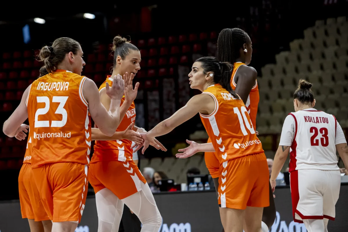 Jugadoras del Valencia Basket celebrando durante un partido de EuroLeague Women.