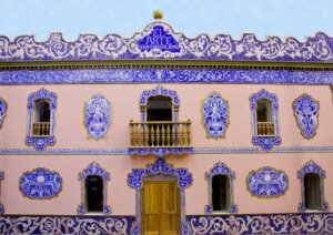 Fachada del edificio El Arte en Manises decorada con cerámica