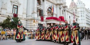 Grupo de participantes en la Entrada de Moros y Cristianos en Valencia