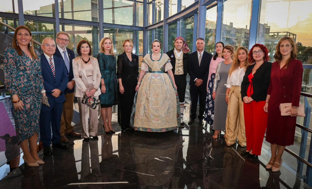 Grupo de personas en la exaltación de Andrea Adelantado como Fallera Mayor de Torrent 2026