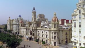 Fachada del Ayuntamiento de Valencia con detalles arquitectónicos