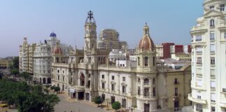 Fachada del Ayuntamiento de Valencia con detalles arquitectónicos