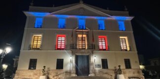 Fachada del Ayuntamiento de Paterna iluminada de noche