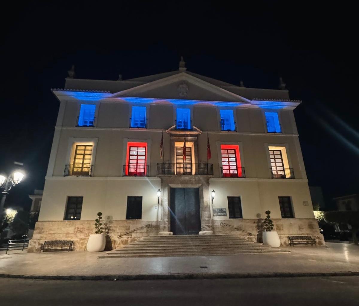 Fachada del Ayuntamiento de Paterna iluminada de noche