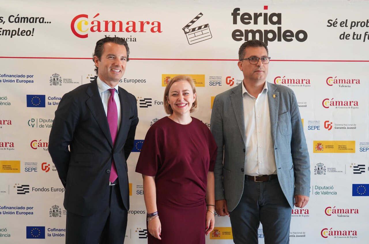 Tres personas posando en un evento de feria de empleo en Valencia