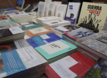 Mesa con libros variados en la Fira del Llibre de Torrent