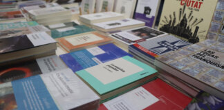 Mesa con libros variados en la Fira del Llibre de Torrent