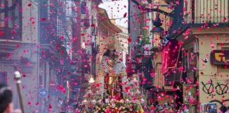 Procesión de la Mare de Déu dels Desemparats en Valencia con pétalos de rosa