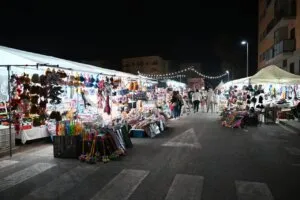 Feria agrícola y comercial en Meliana con luces y puestos de venta