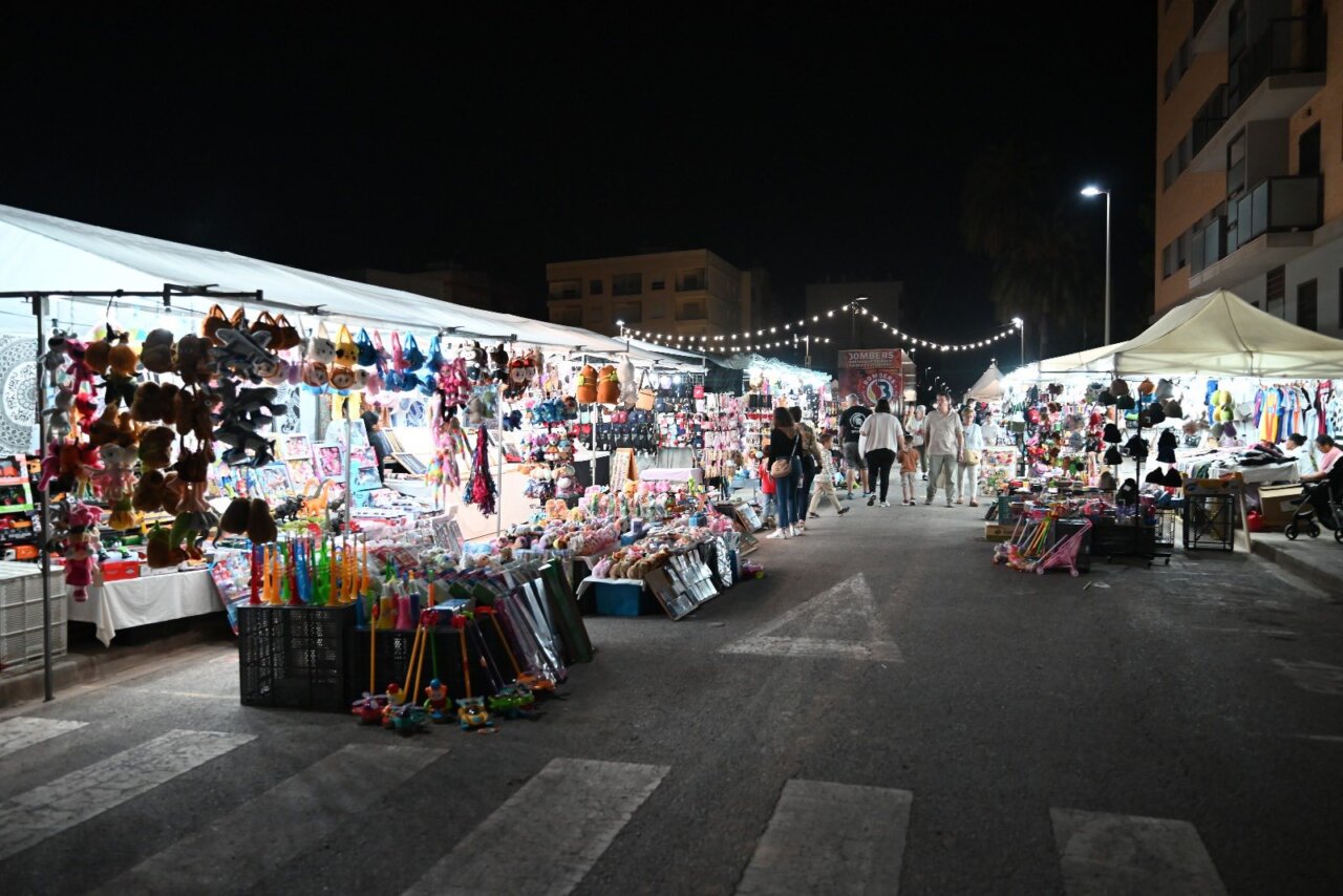 Feria agrícola y comercial en Meliana con luces y puestos de venta