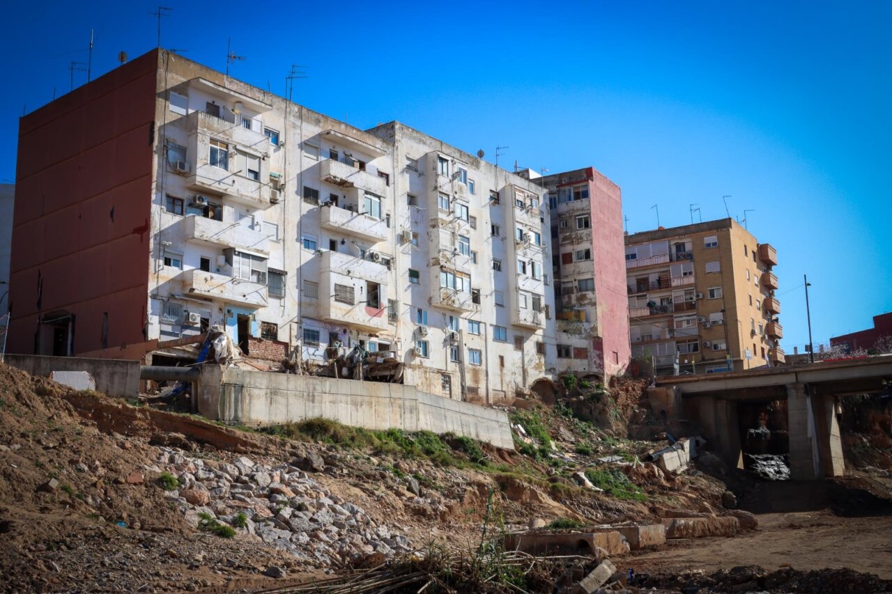 Vista de edificios en la finca Maestro Fortea con terreno desmejorado.