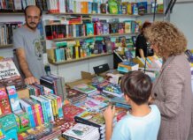 La 52ª edición de la Fira del Llibre de Torrent abre sus puertas el jueves 23 de octubre Personas explorando libros en la Fira del Llibre de Torrent