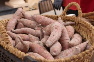 Cesta con boniatos en la Fira del Moniato de Albal