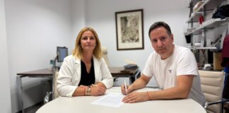 Firma del acuerdo entre representantes políticos en Foios