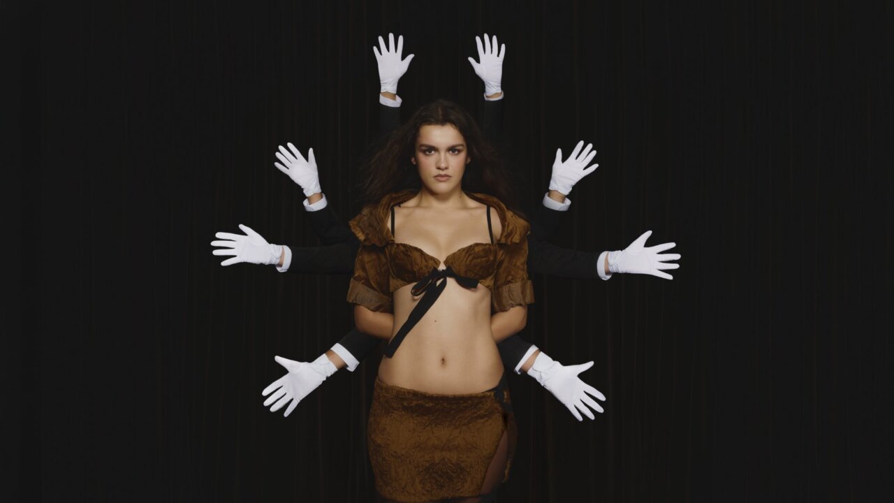 Amaia Romero posando con múltiples manos en guantes blancos