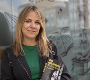 Aroa Moreno Durán sosteniendo su libro sobre la memoria histórica.