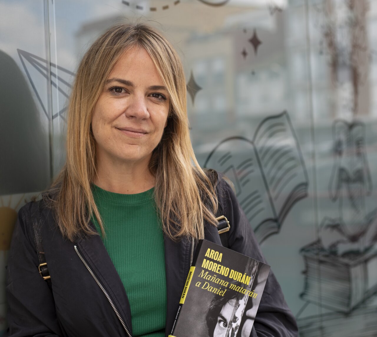 Aroa Moreno Durán sosteniendo su libro sobre la memoria histórica.