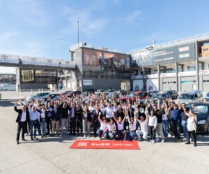 Grupo de personas celebrando la entrega de vehículos solidarios en Cheste