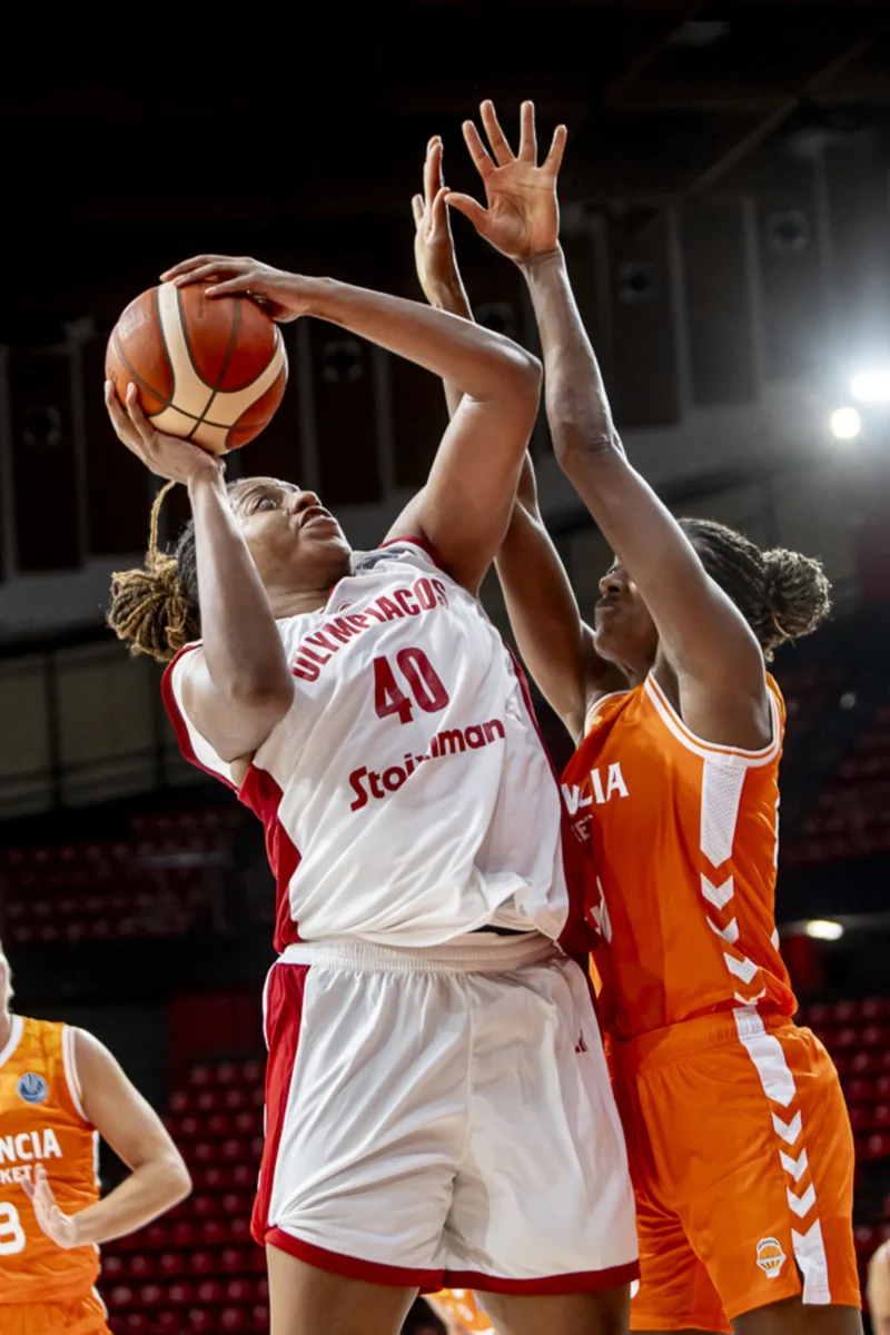 Jugadora de Olympiacos lanzando a canasta contra Valencia Basket