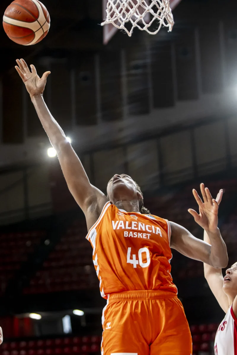 Jugadora de Valencia Basket lanzando a canasta en partido contra Olympiacos