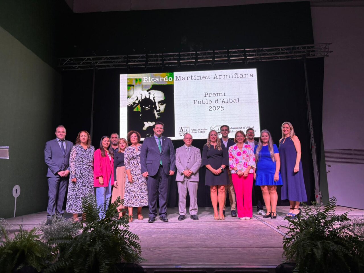Grupo de personas en la Gala Premi Poble d'Albal 2025.