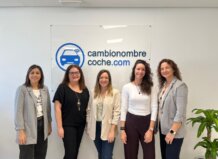 Una gestoría de l’Horta Sud impulsa un portal nacional para cambiar de nombre el coche 100% online Equipo de la gestoría Cambio Nombre Coche en su oficina