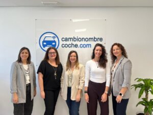 Equipo de la gestoría Cambio Nombre Coche en su oficina