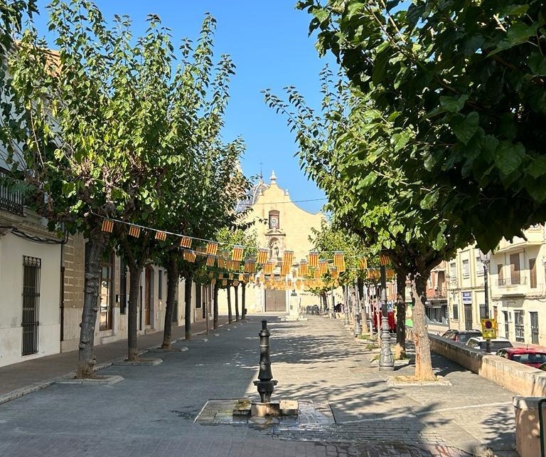 Plaza de Godella decorada con banderas para el 9 d'Octubre