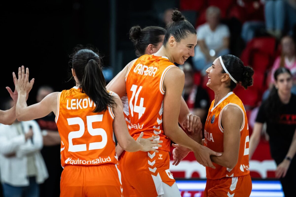 Jugadoras del Valencia Basket celebrando una victoria en un partido de EuroLeague Women