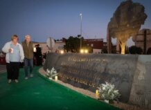 Torrent recuerda a las 11 víctimas de la DANA con un homenaje íntimo en el monumento de Mas del Jutge Acto de homenaje a las víctimas de la DANA en Torrent junto al Bosque de Acero.