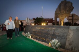 Acto de homenaje a las víctimas de la DANA en Torrent junto al Bosque de Acero.