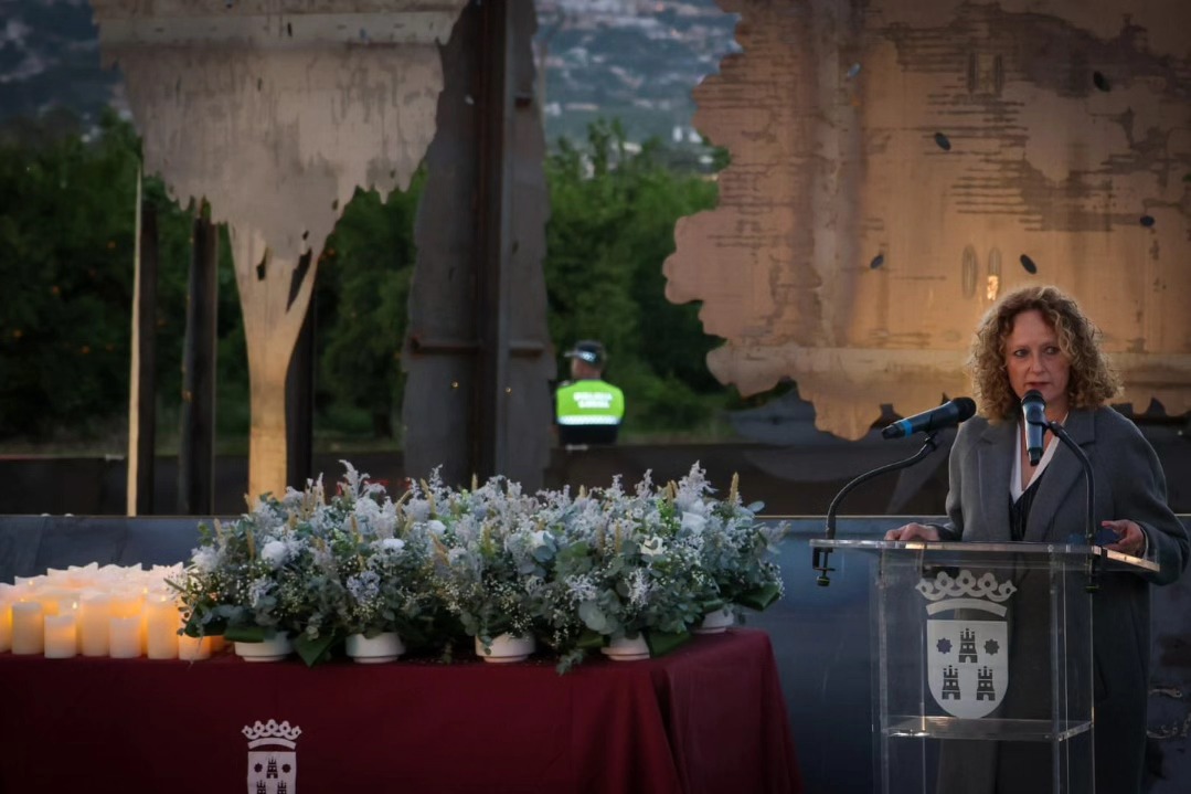 El Ayuntamiento de Torrent recuerda a las víctimas de la DANA con un emotivo homenaje. La alcaldesa destaca la memoria y resiliencia del municipio.