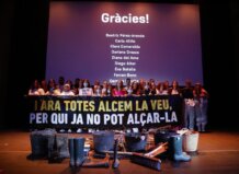 Un año de la DANA: Las víctimas llenan el Teatro Olympia de València de emoción y memoria con canciones, poemas y cartas Grupo de personas en el escenario del Teatro Olympia durante un homenaje a las víctimas de la DANA.