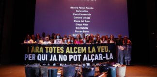 Un año de la DANA: Las víctimas llenan el Teatro Olympia de València de emoción y memoria con canciones, poemas y cartas Grupo de personas en el escenario del Teatro Olympia durante un homenaje a las víctimas de la DANA.
