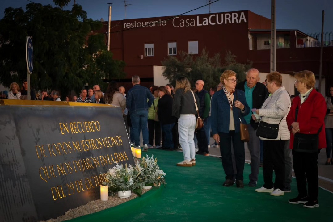 Acto de homenaje a las víctimas de la DANA en Torrent junto al Bosque de Acero.