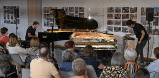 Actuació amb un piano danyat durant la DANA a Paiporta