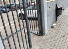El traslado de sus dos conserjes y la falta de sustituto obliga al IES Patacona a dejar la puerta abierta sin control IES Patacona