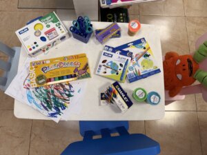 imagen-de-recurso-sobre-una-mesa-infantil-con-material-escolar