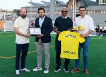 El Villarreal CF inaugura la reforma del campo municipal de Alfafar tras ser completamente devastado por la DANA Representantes del Villarreal CF en la inauguración del campo de Alfafar