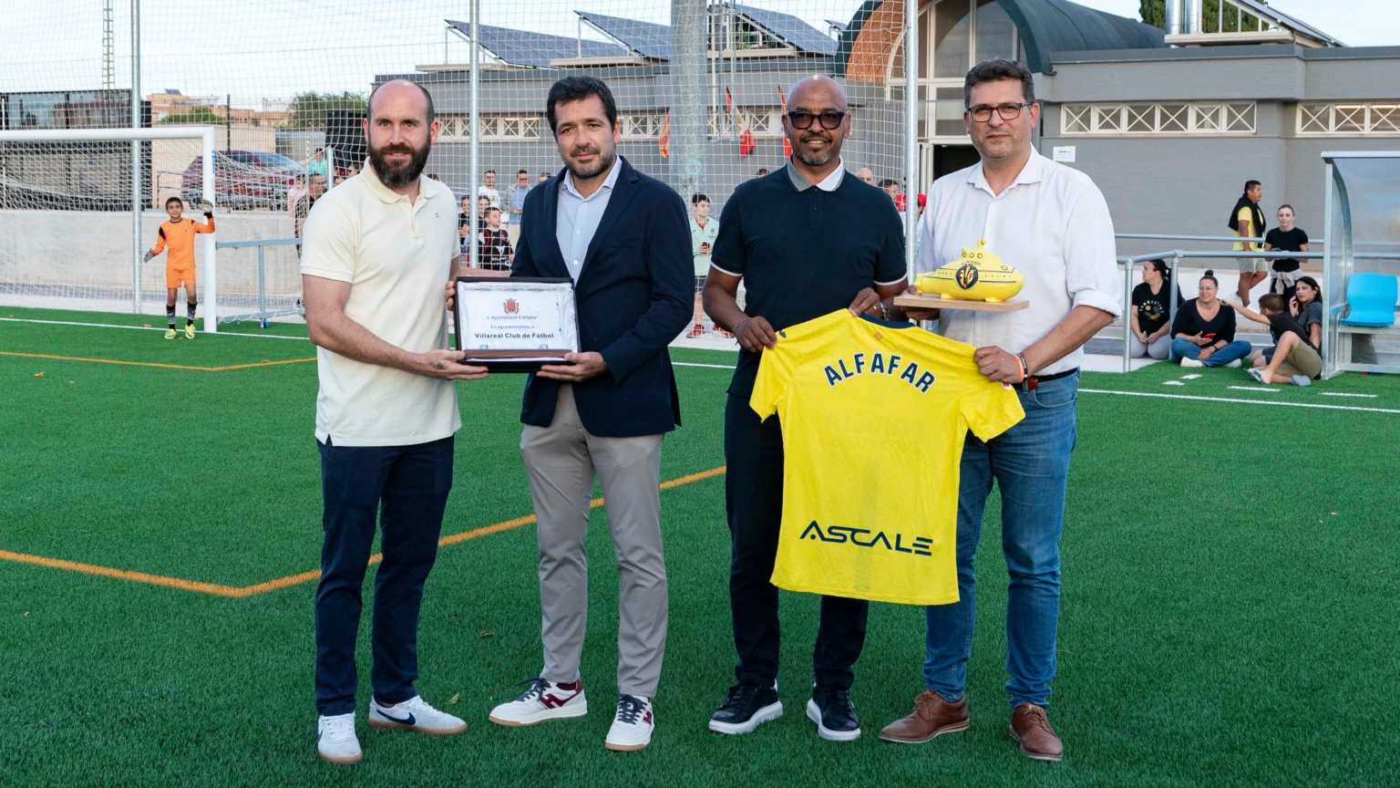Representantes del Villarreal CF en la inauguración del campo de Alfafar