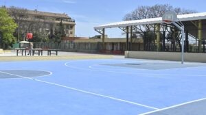 Pista de baloncesto en la instalación deportiva de Castellar-l'Oliveral