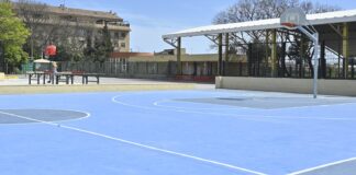 Pista de baloncesto en la instalación deportiva de Castellar-l'Oliveral