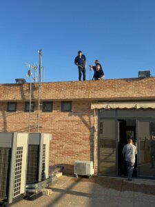 Trabajadores instalando una sirena de emergencias en Paterna