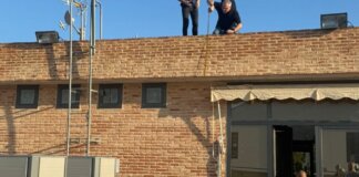 Trabajadores instalando una sirena de emergencias en Paterna