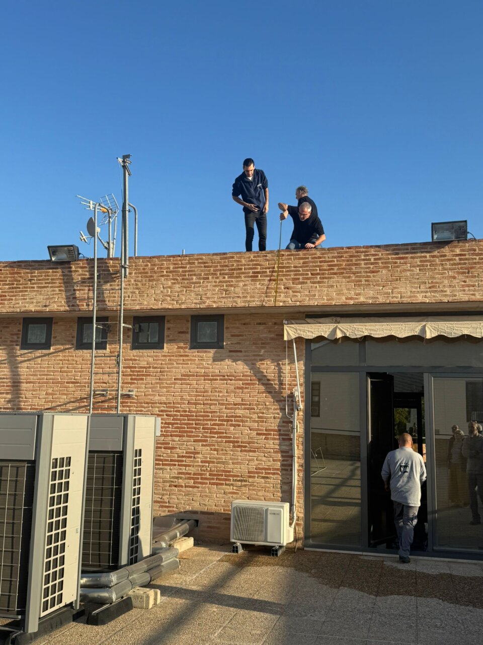 Trabajadores instalando una sirena de emergencias en Paterna