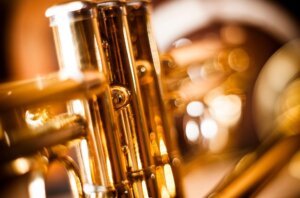 Primer plano de un instrumento de viento brillante y dorado