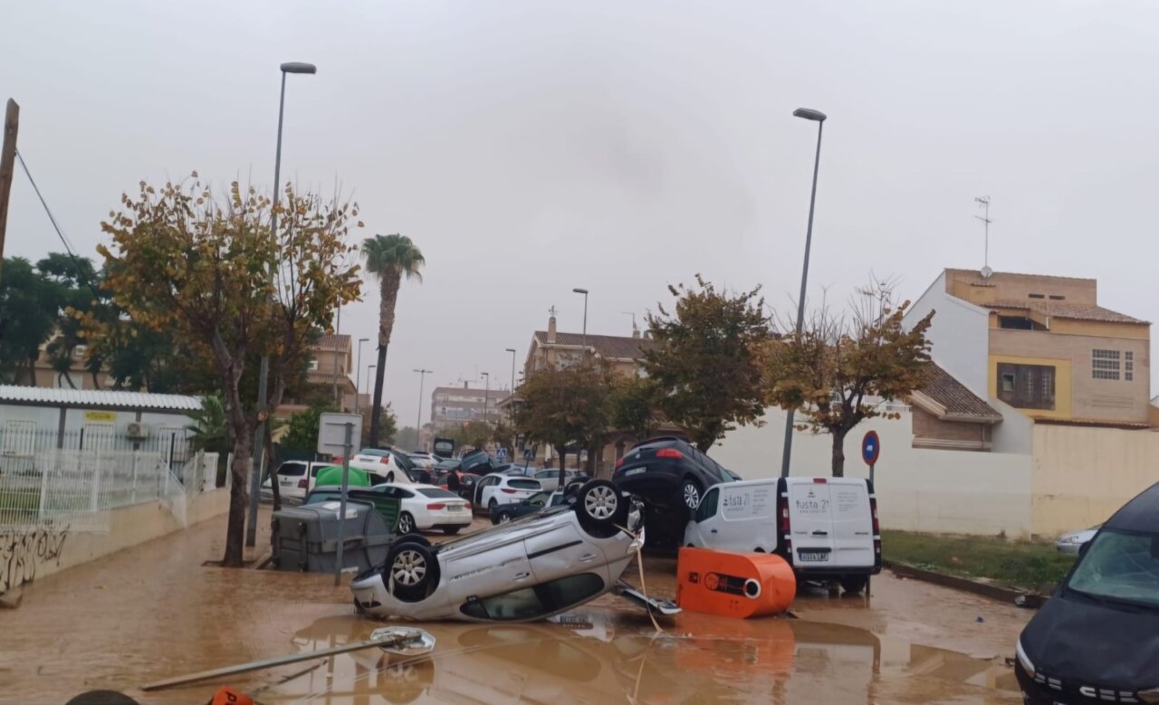 Vehículos volcados por la DANA en Sedaví durante octubre de 2024
