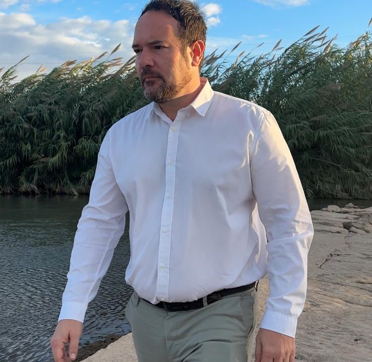 Javier Mansilla caminando junto al río Turia en Manises